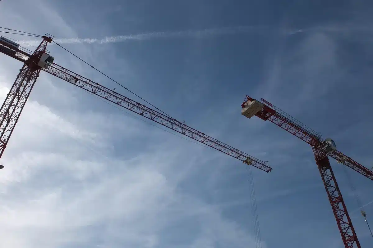 Cantiere del nuovo ristorante lungo la statale con recinzioni e attrezzature