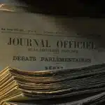 Mani che sfogliano pagine ingiallite di giornali storici in una biblioteca