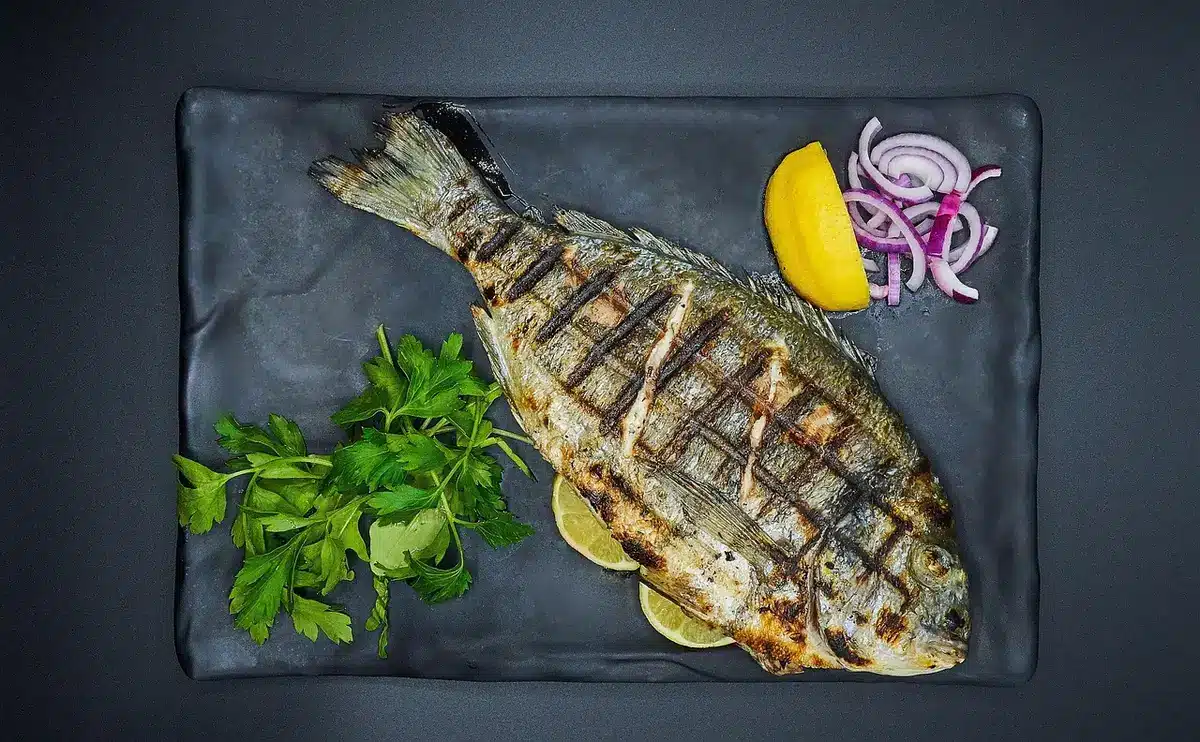 Cena leggera con pesce azzurro, batata e verdure al forno