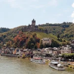 Vigneti terrazzati sulla valle della Mosella con borgo e castello sullo sfondo