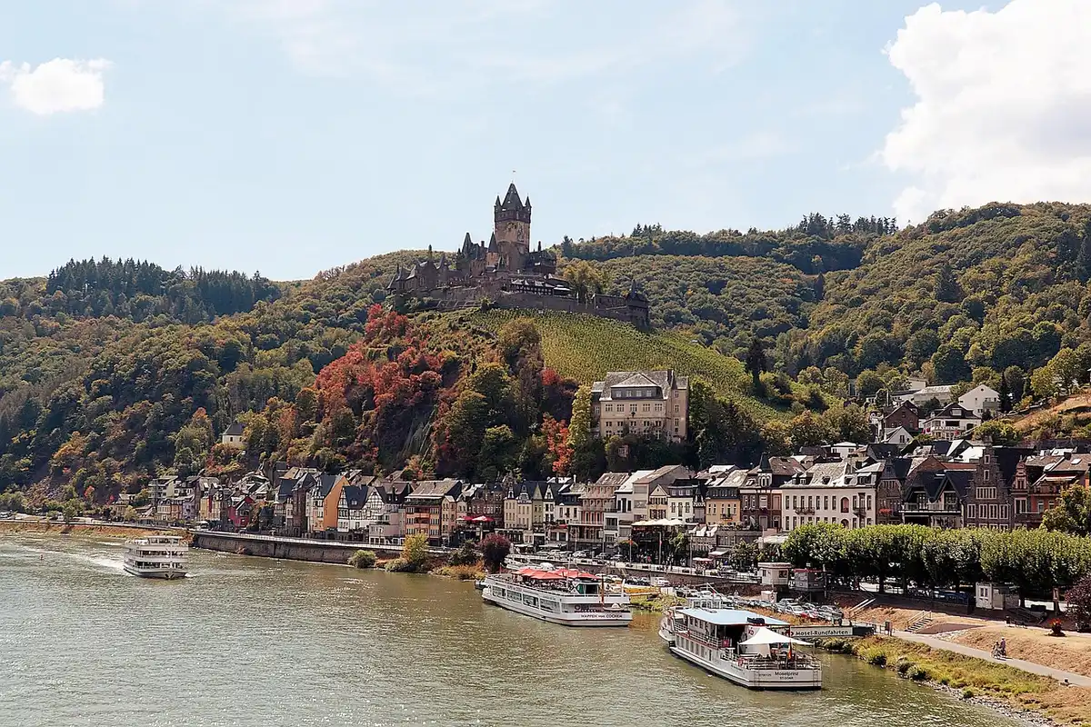 Vigneti terrazzati sulla valle della Mosella con borgo e castello sullo sfondo