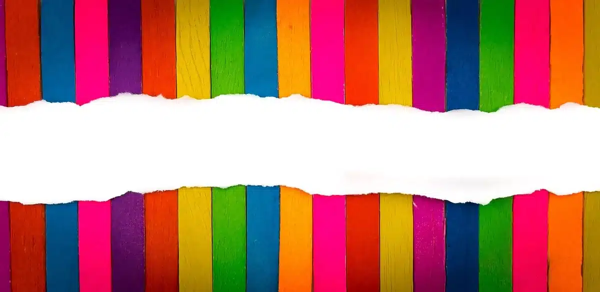Maglioni multicolor e a righe impilati su una mensola