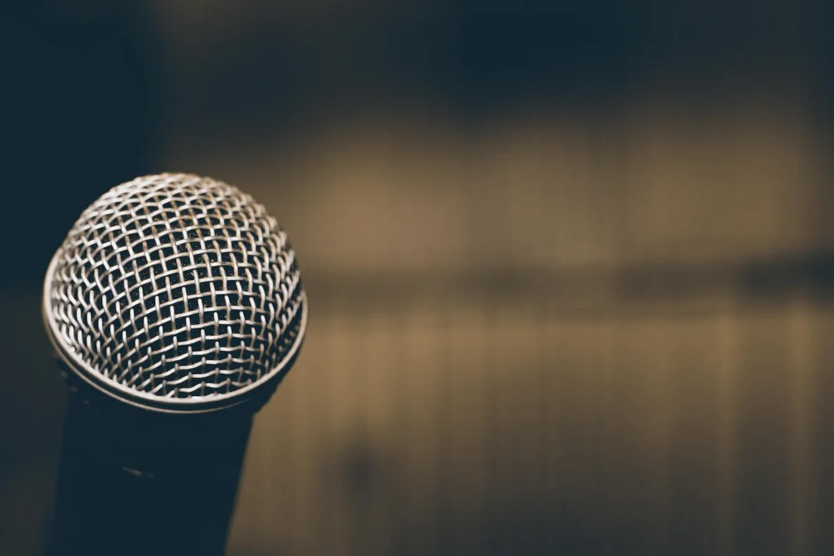 Interno di un auditorium con palco e sedute vuote prima di una cerimonia