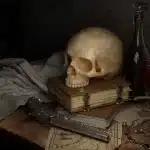 Tavole impilate di OSB e pannelli truciolari in un interno da cantiere ben illuminato