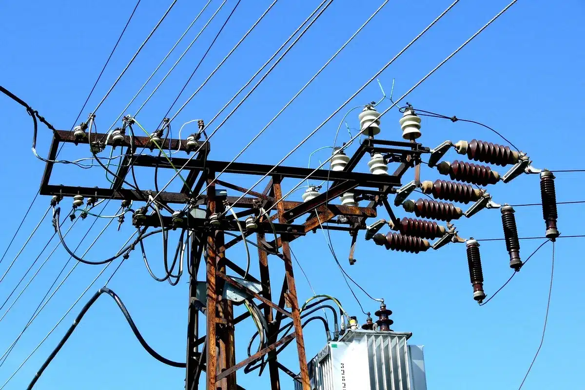 Cavi elettrici surriscaldati con isolamento danneggiato