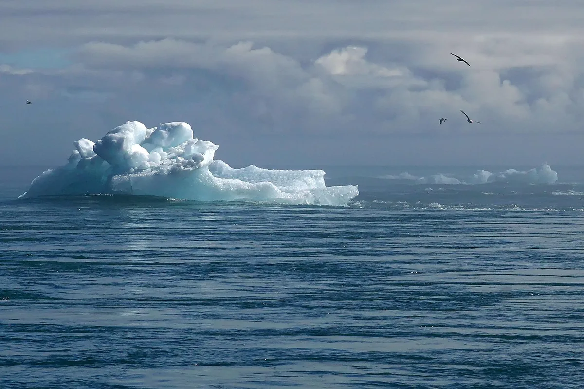 Paesaggio alpino con tracce di ritiro glaciale e anomalie climatiche estive