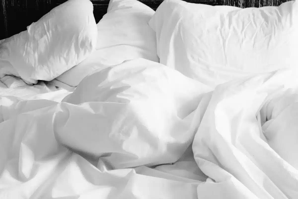 Mano anonima che usa una chiave per sfiatare un radiatore in un salotto domestico
