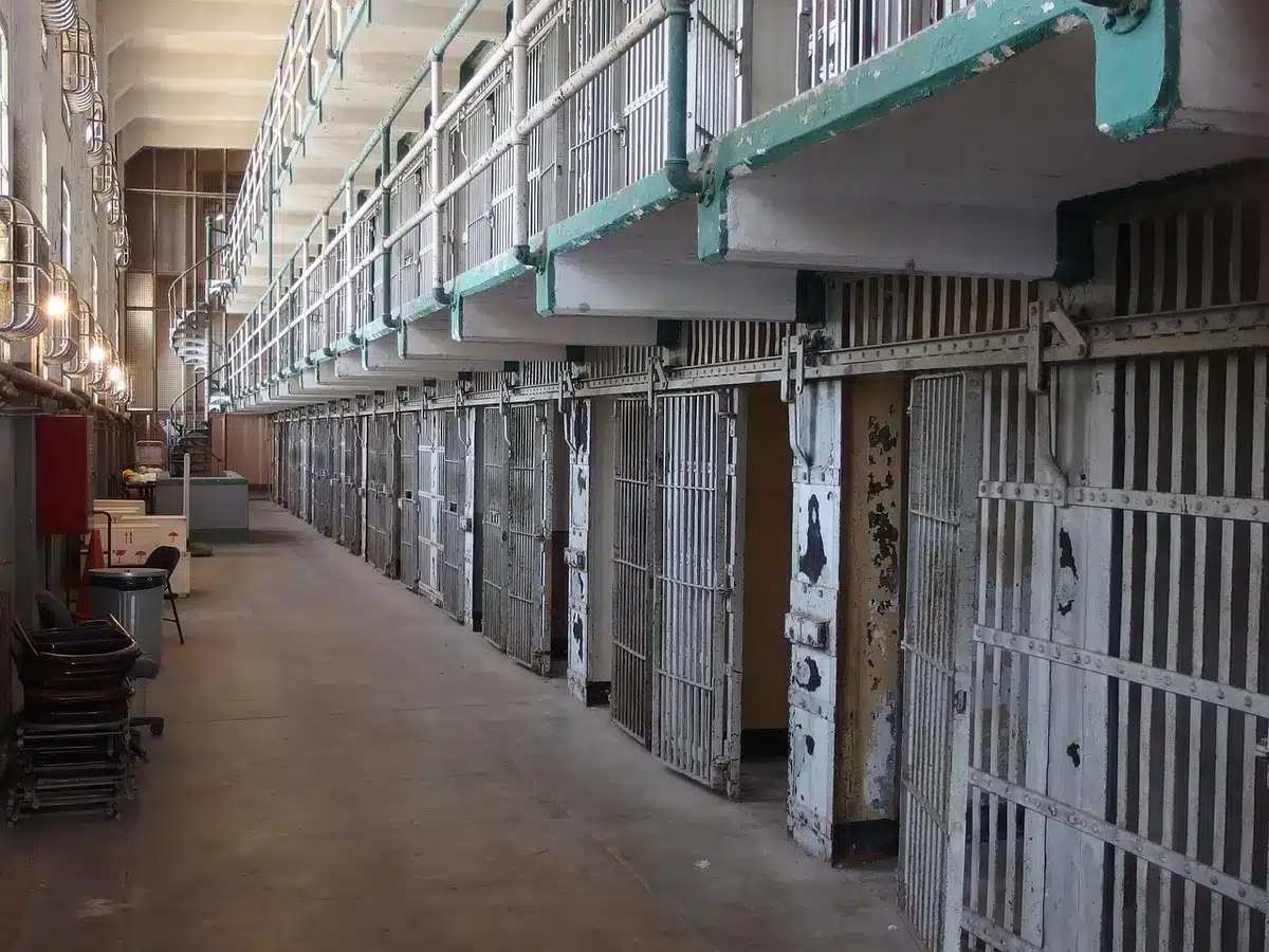 Mani con documenti giudiziari che evocano una confessione in carcere