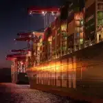 Relitti arrugginiti e frammenti di navi affiorano dalle acque basse del fiume durante la siccità.