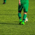 Giocatori anonimi che si allenano su un campo del centro sportivo del Bologna