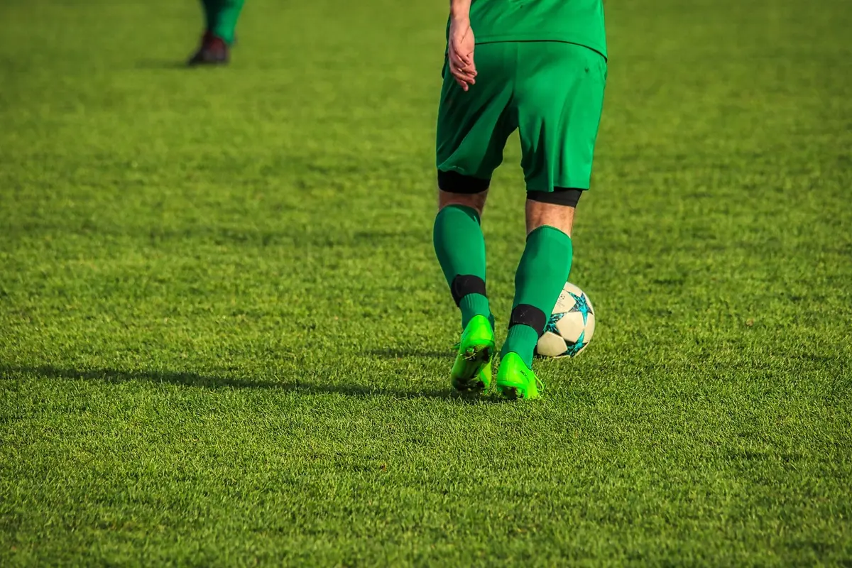 Giocatori anonimi che si allenano su un campo del centro sportivo del Bologna
