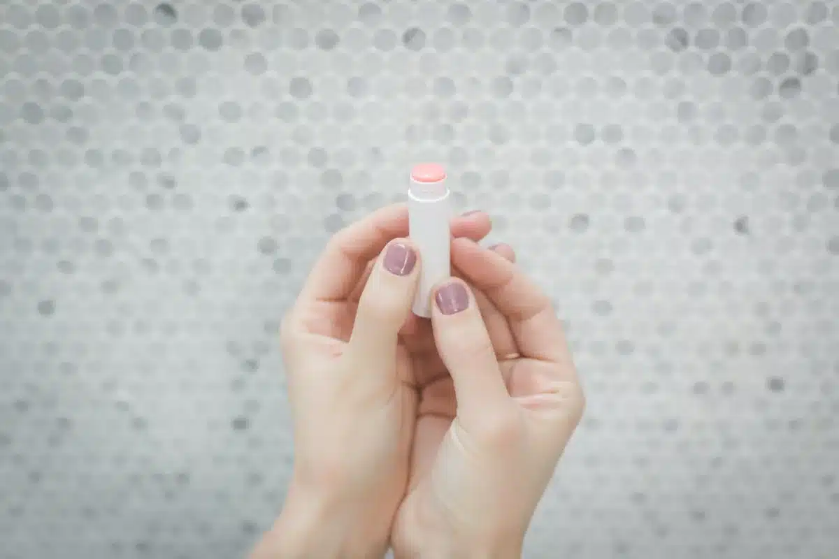 Applicazione di un balsamo labbra come base prima del rossetto