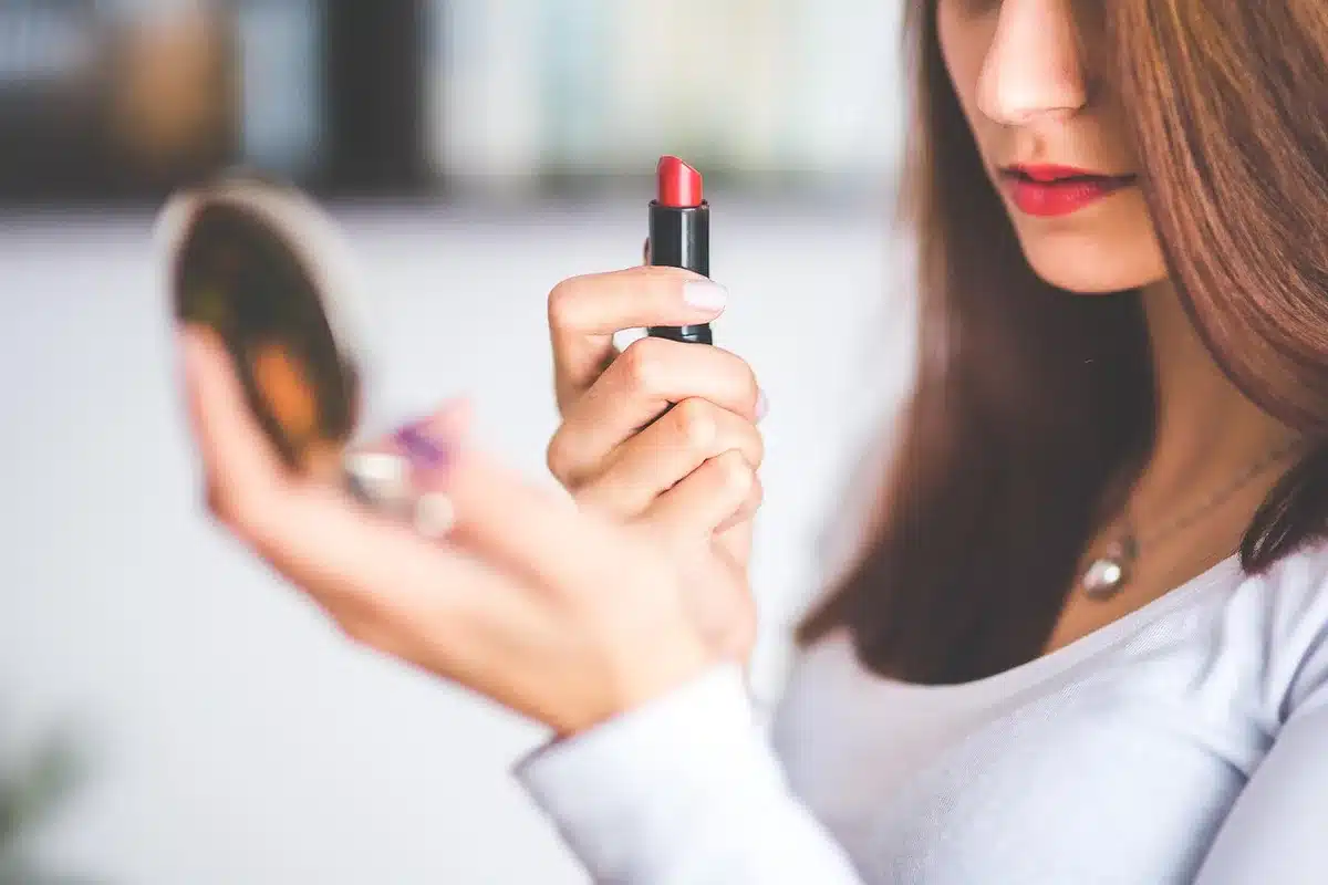 Palette di rossetti in tonalità autunnali come bordeaux, terracotta e nude