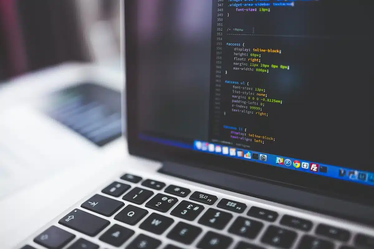 Sviluppatore che analizza metriche di performance su laptop