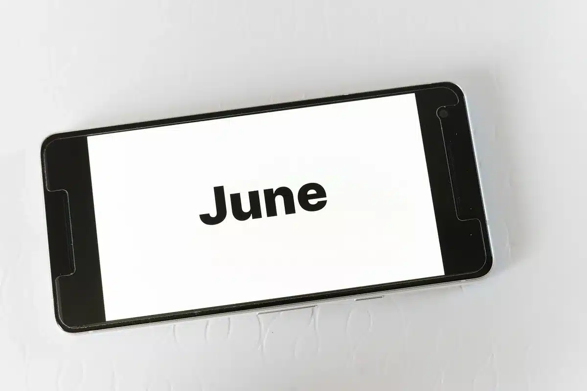 Calendario e smartphone che mostrano date di saldi