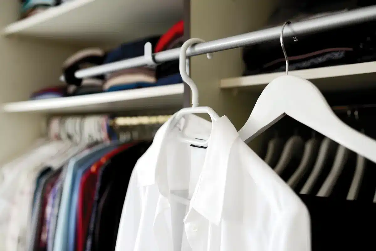 Vestiti da donna appesi su una gruccia, inclusi abiti in maglia e a volant