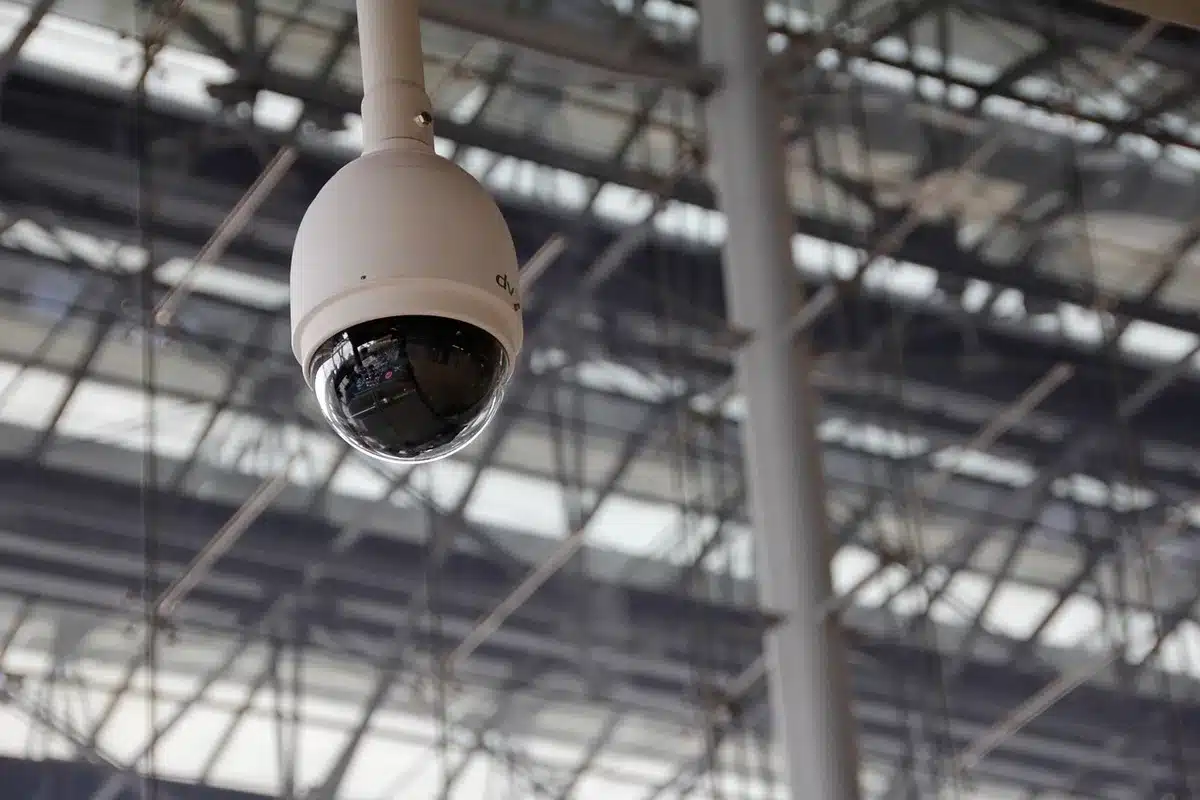 Interno di un negozio con telecamera di sorveglianza che riprende scaffali e banco