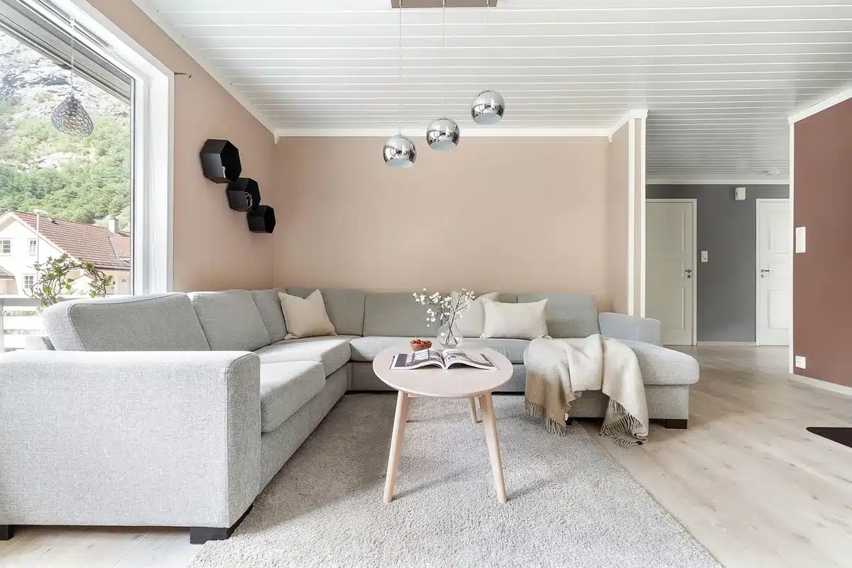 Soggiorno compatto con divano colorato e tavolo versatile