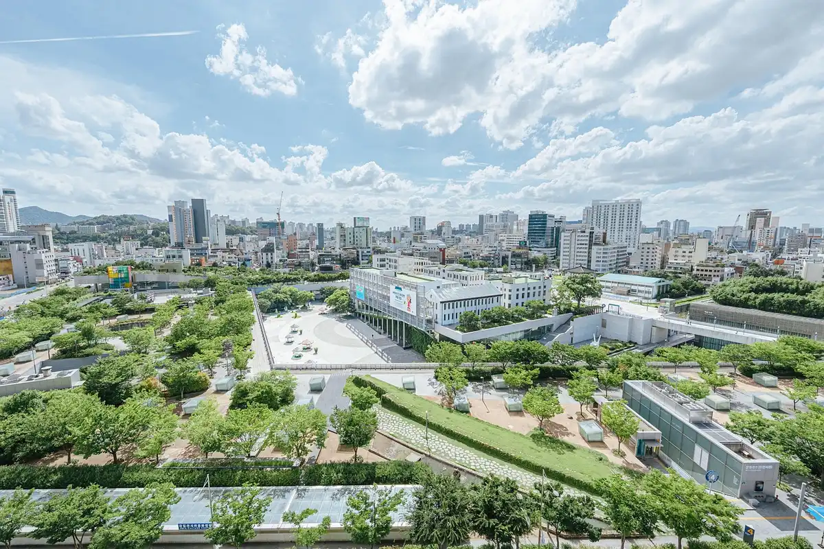 Installazione contemporanea all'aperto alla Gwangju Biennale