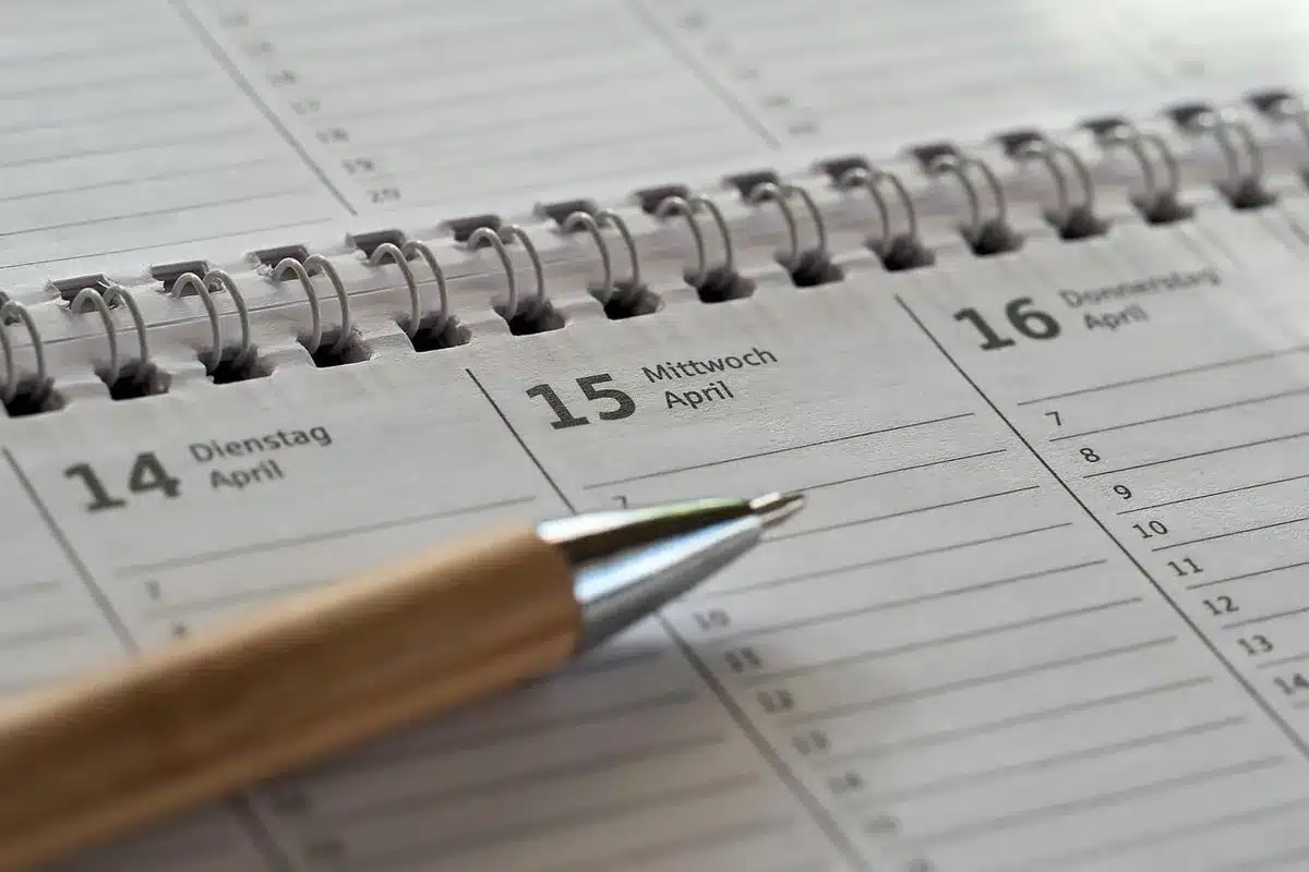 Genitori che consultano il calendario scolastico e pianificano le attività estive per i figli