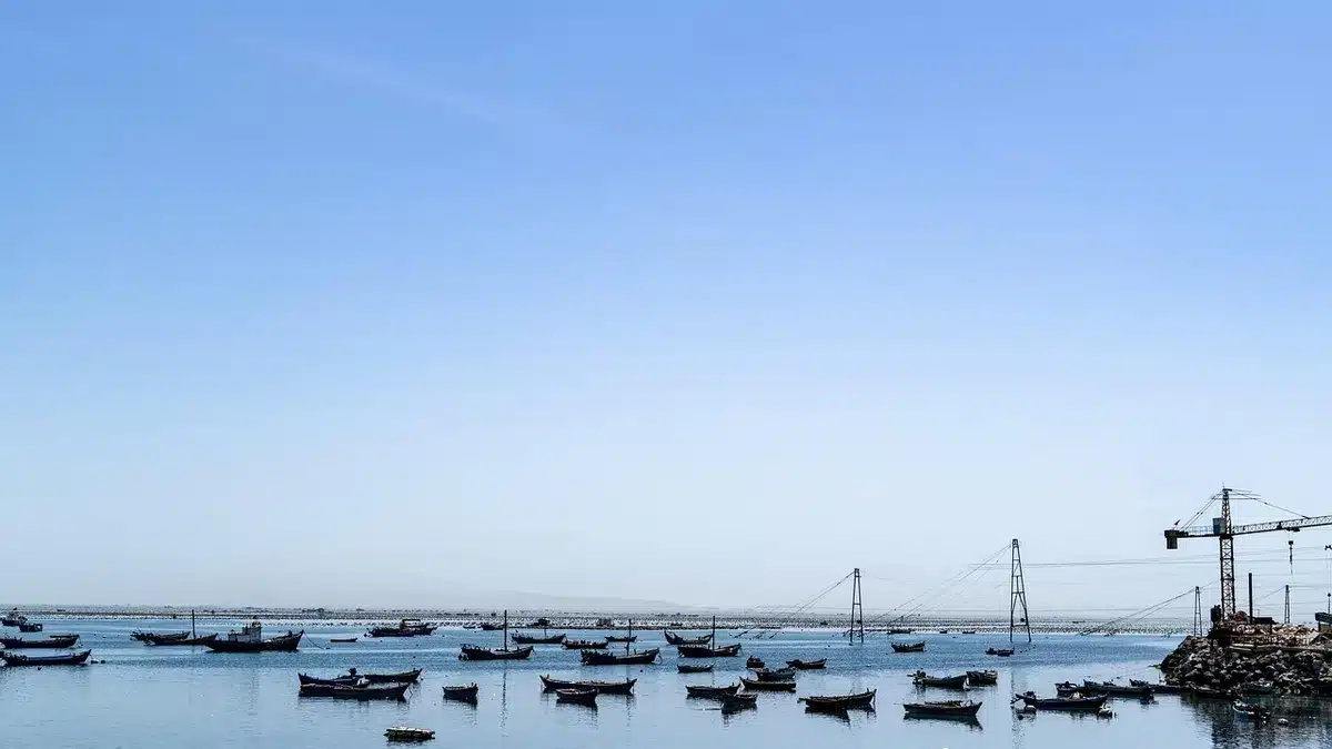 Lungomare di un villaggio di pescatori con caffรจ e bar affacciati sulla baia