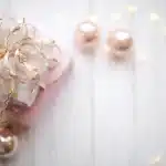 Mani di ginnasta che sistemano un nastro e un cerchio in un corridoio di arena