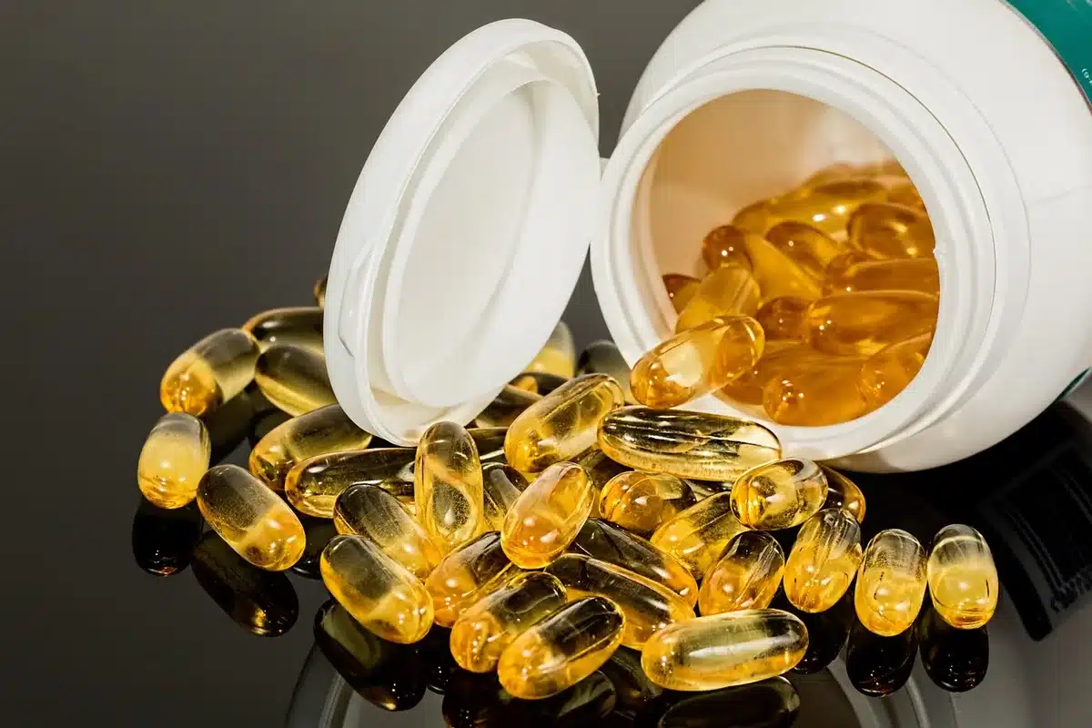 Integratori e vitamine su un tavolo, rappresentano carenze nutrizionali