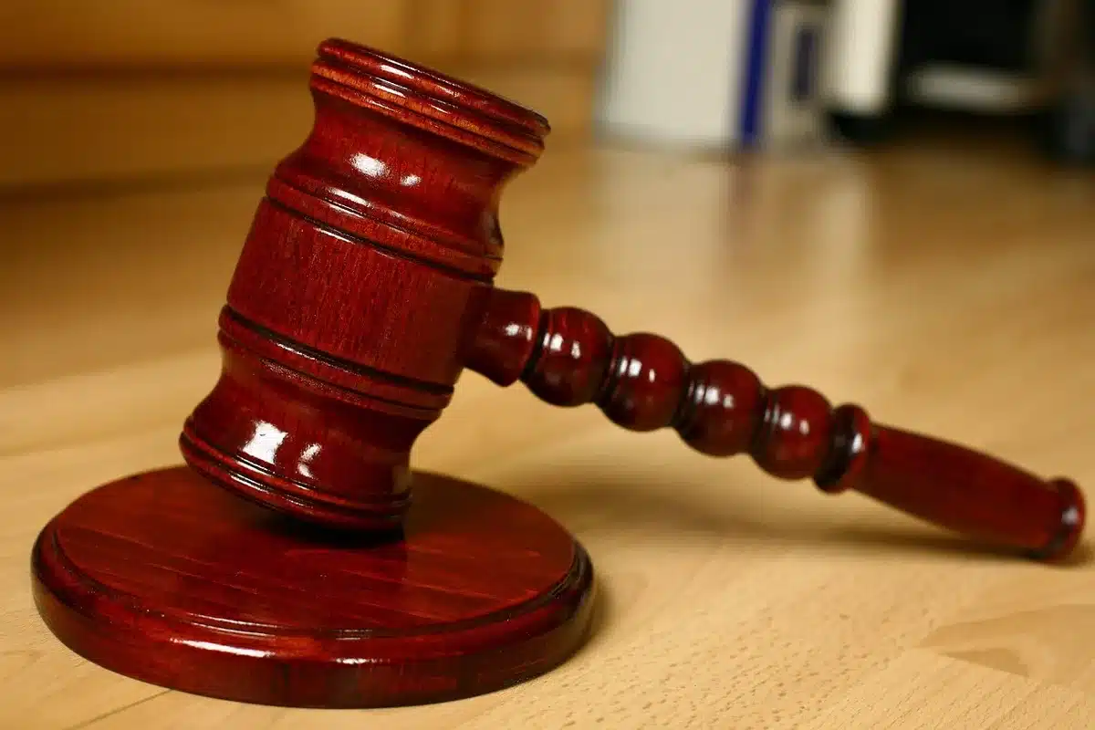 Martelletto e documenti legali che simboleggiano riforma legislativa