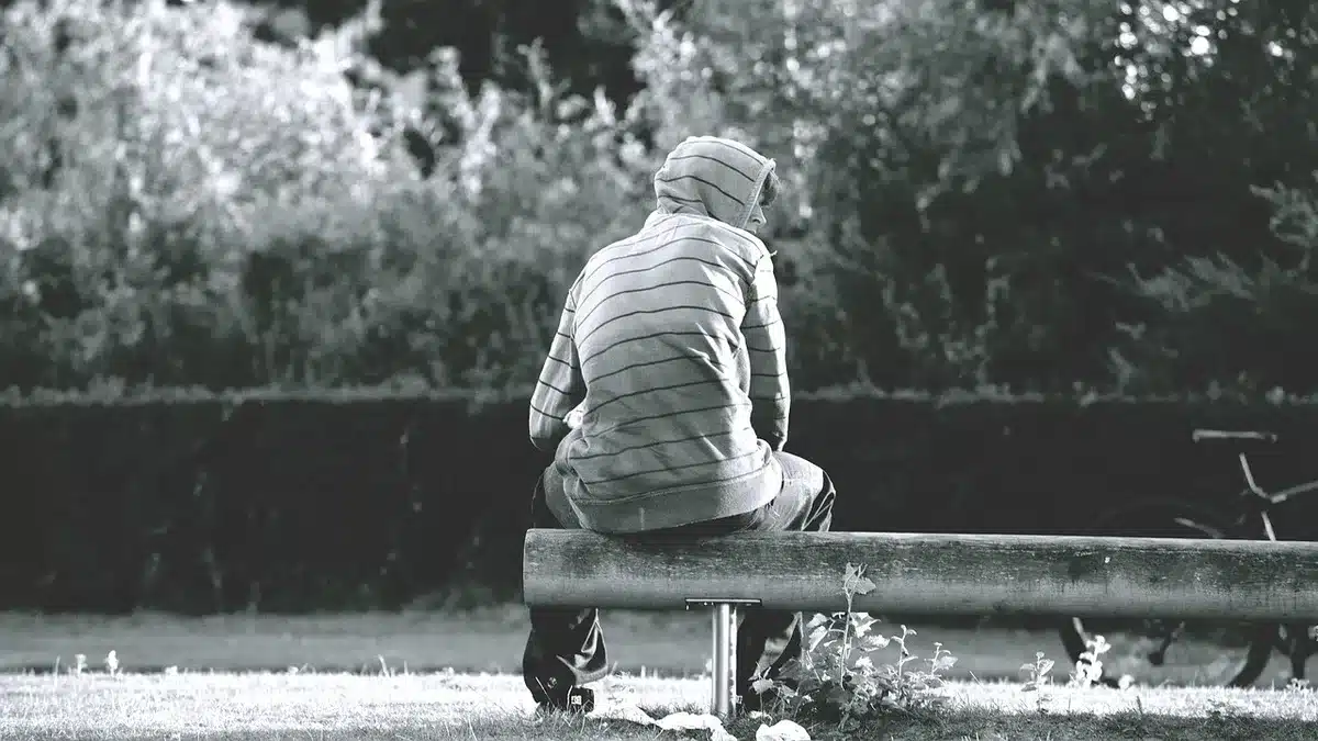 Persona che osserva il proprio respiro in un parco, rappresentazione di accoglienza delle emozioni