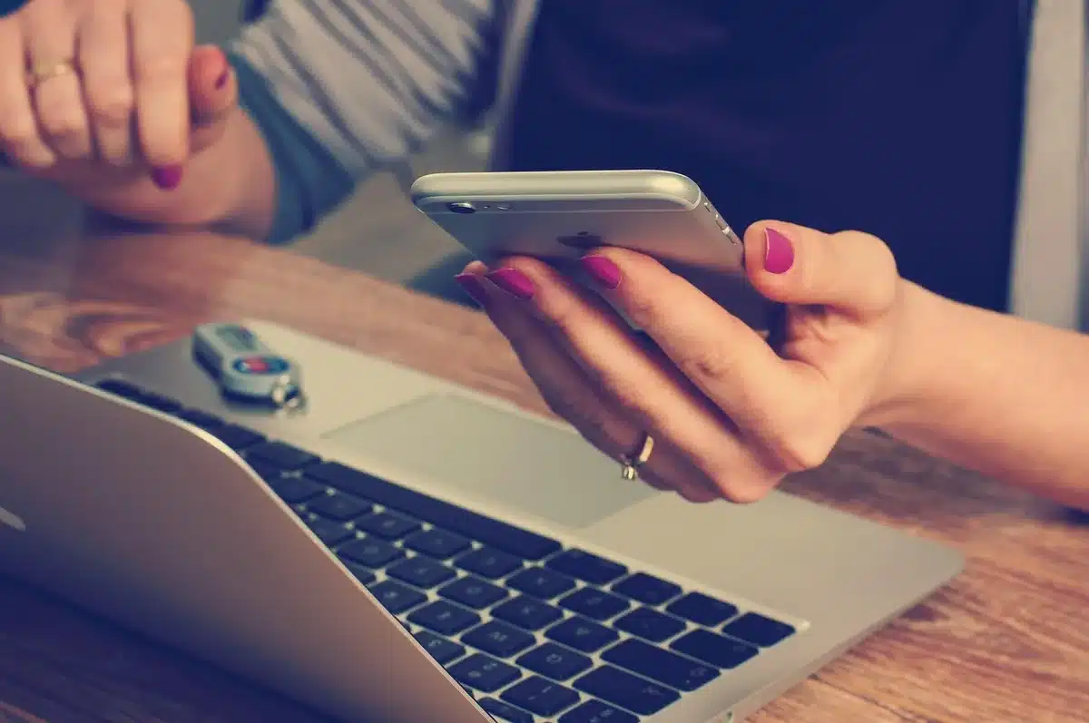 Scrivania con laptop, appunti e tazze che evoca lavoro da content creator diventato impresa