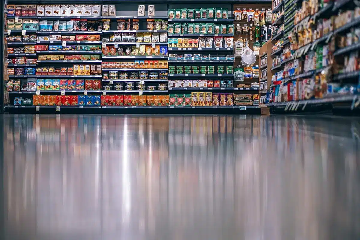 Scaffali di un supermercato con vari prodotti esposti ordinatamente