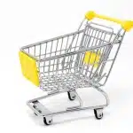 Carrello della spesa con prodotti freschi e ghiaccio in un supermercato durante Ferragosto