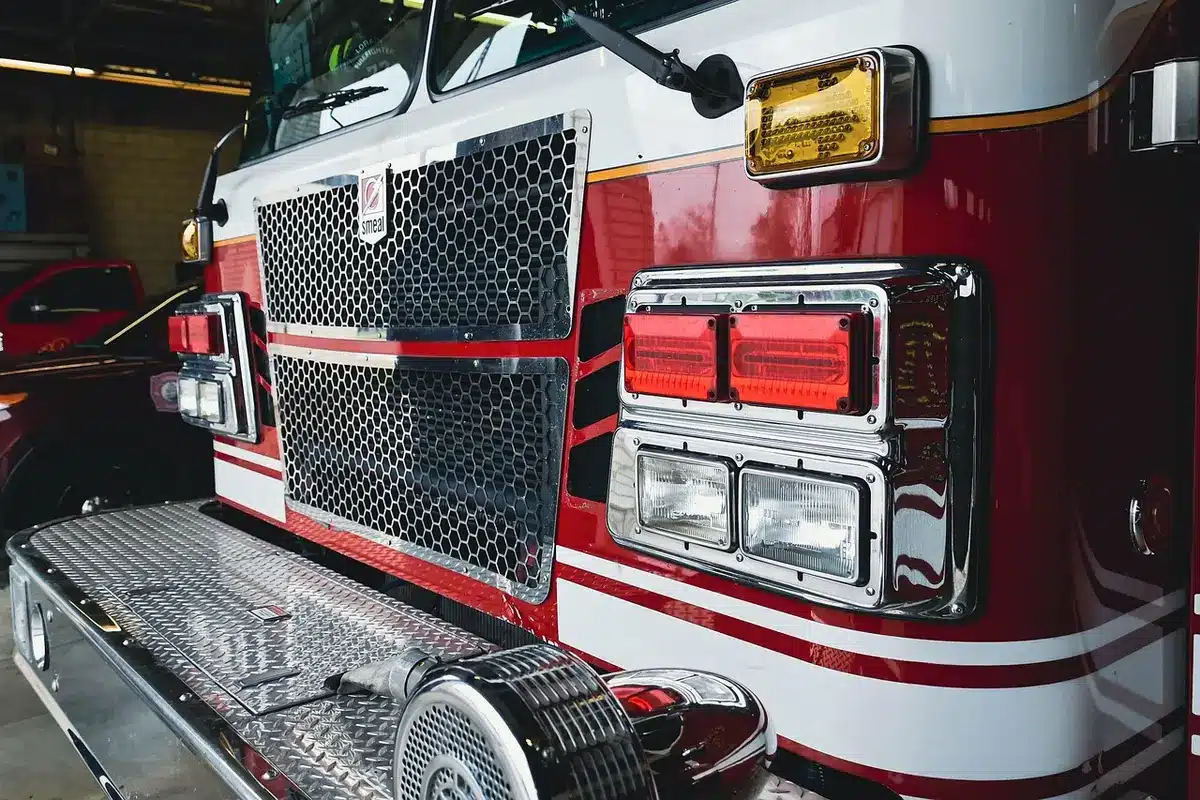 Vigili del fuoco dispiegano barriere galleggianti lungo il canale per contenere lo sversamento
