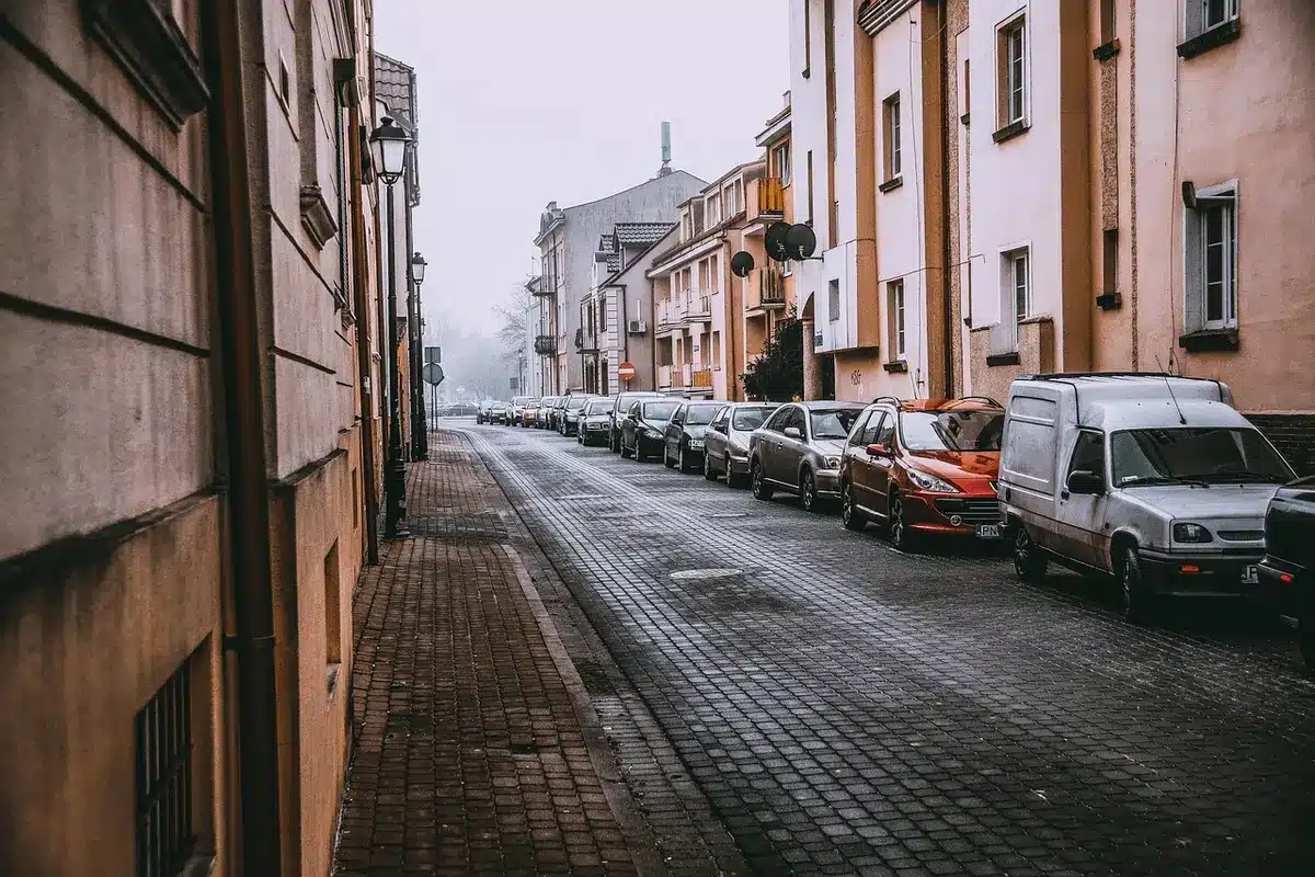 Centro urbano con strade vuote e edifici abbandonati, simbolo dello spopolamento nelle aree interne