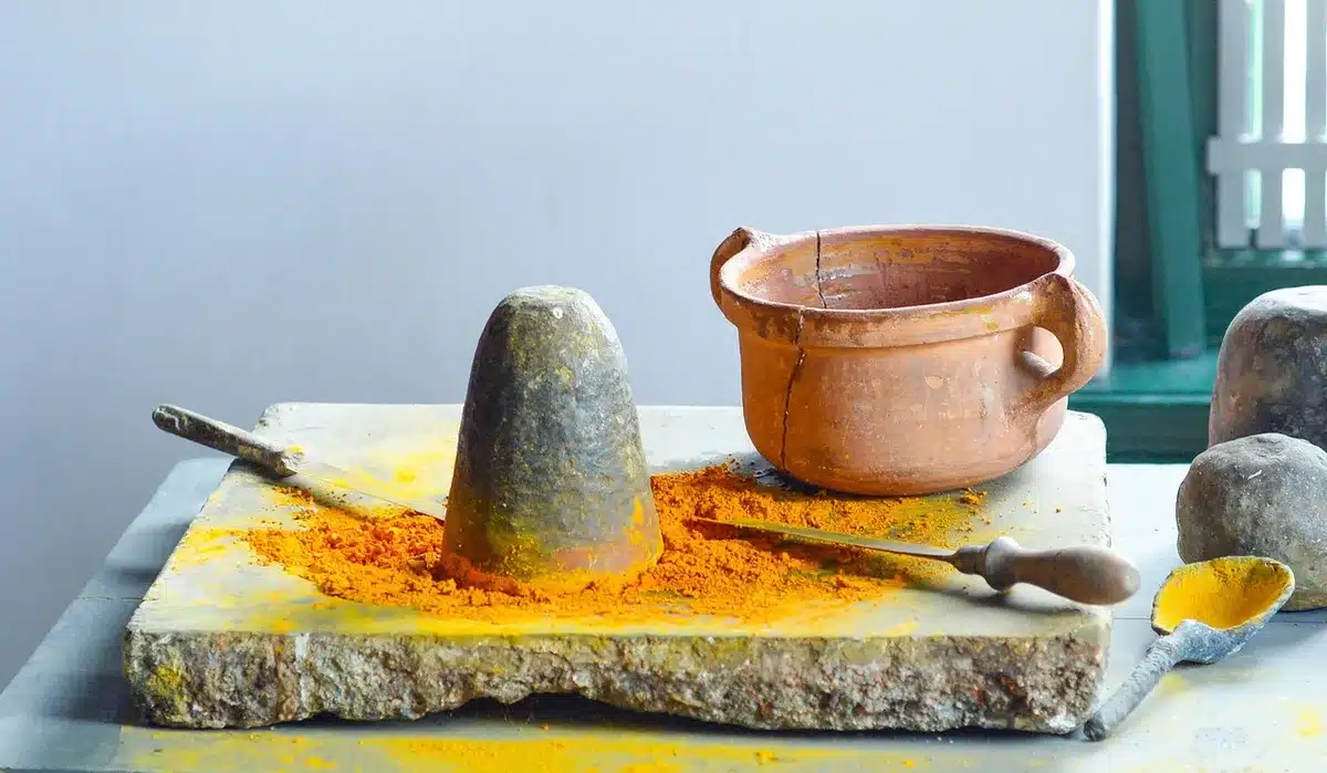 Dettaglio di una tavolozza con pigmenti storici e studio d'arte