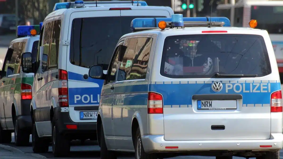 Ingresso di un appartamento con agenti della polizia sul cancello