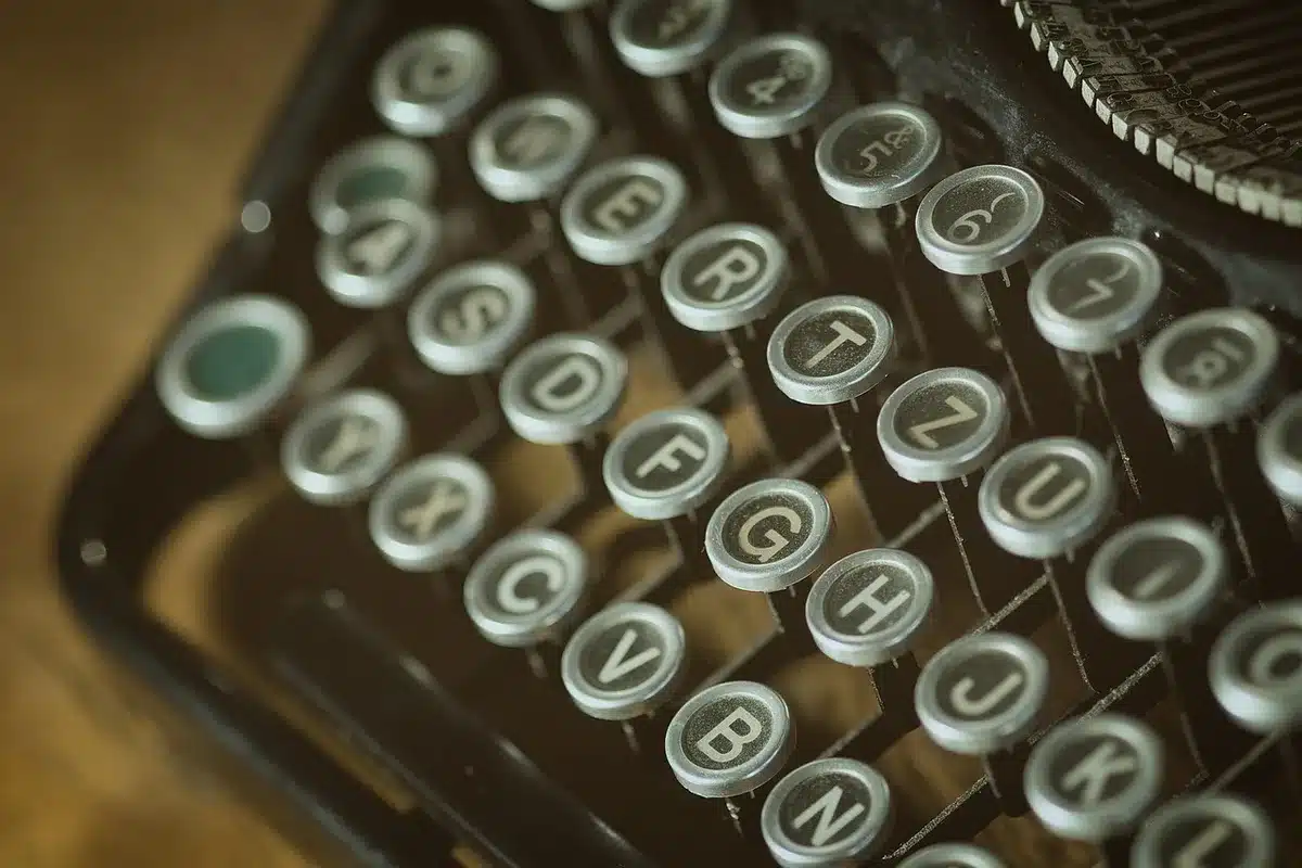 Una radio d'epoca su una scrivania in ufficio con cuffie, evocando ricordi musicali condivisi