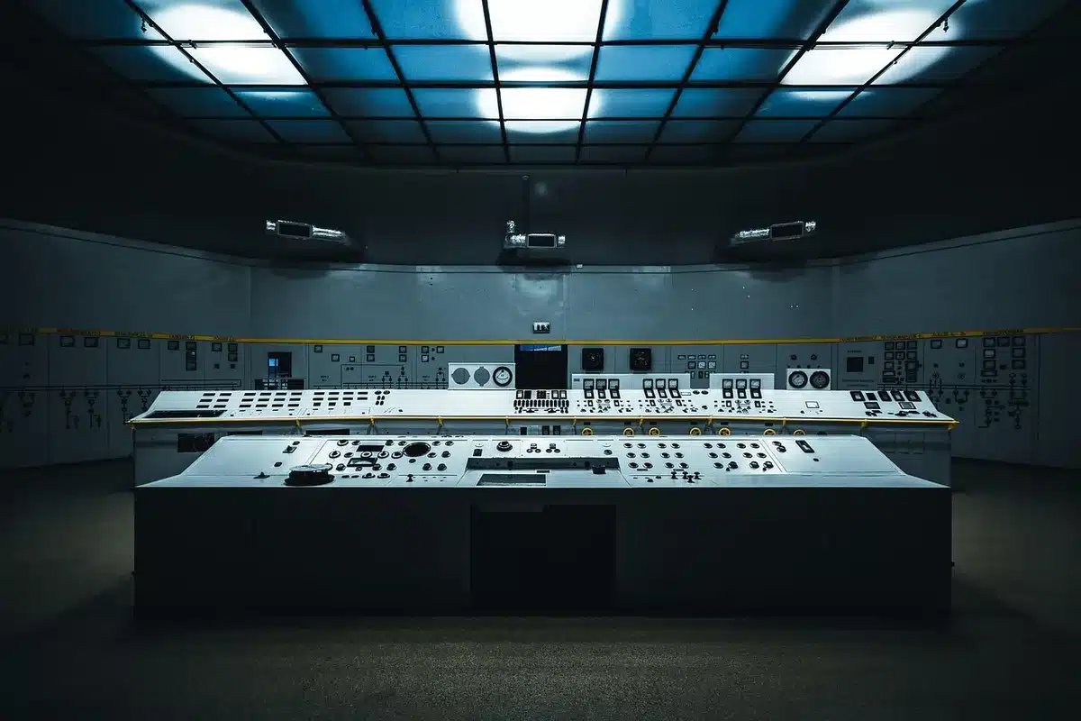 Cabina elettrica con sistemi di monitoraggio e controllo