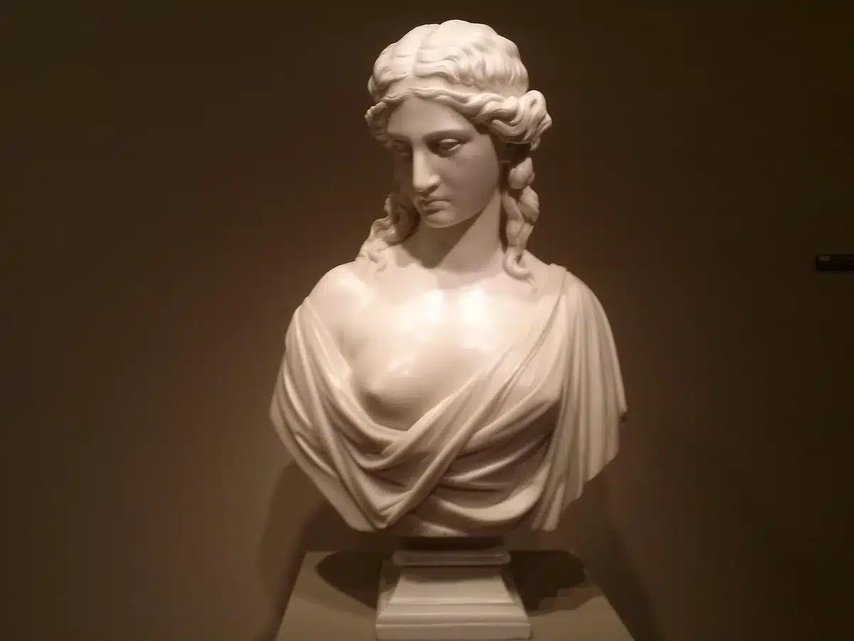 Interno di una kunsthalle ricavata in una vecchia caserma con opere contemporanee