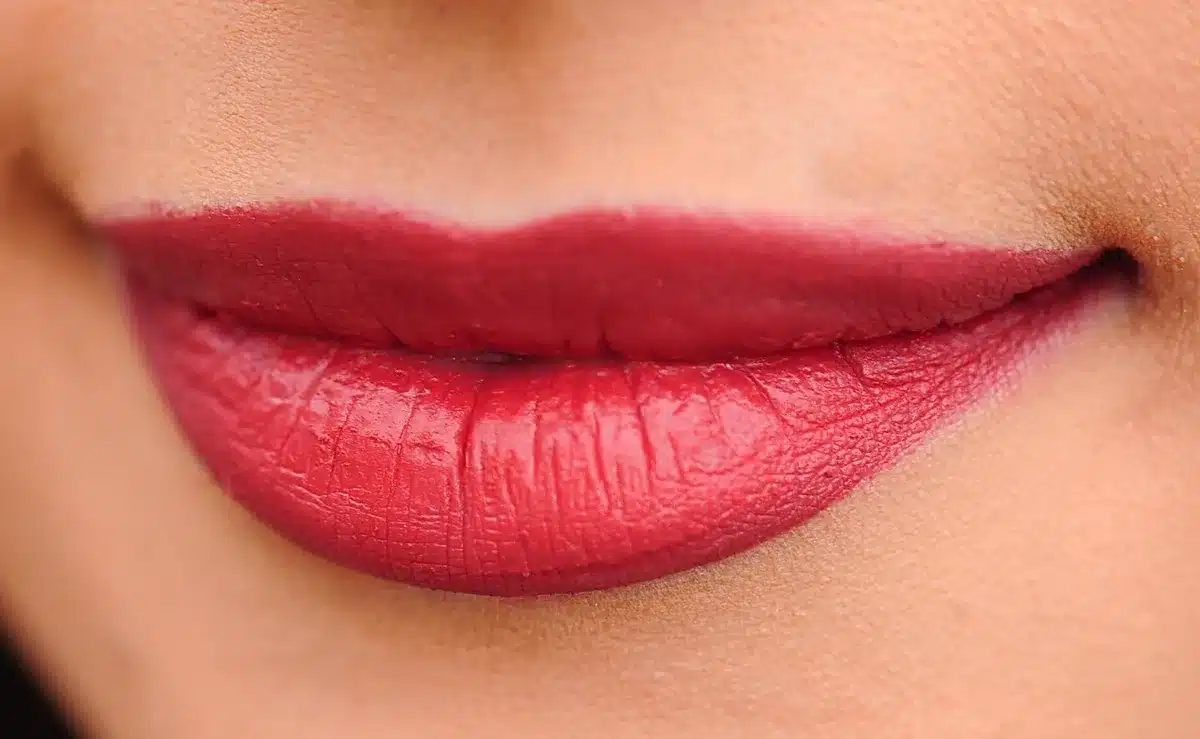 Labbra con rossetto rosso classico, applicazione perfetta