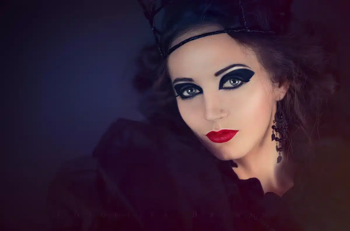 Trucco da vampira con fondotinta bianco, occhi smokey e dettagli di vene
