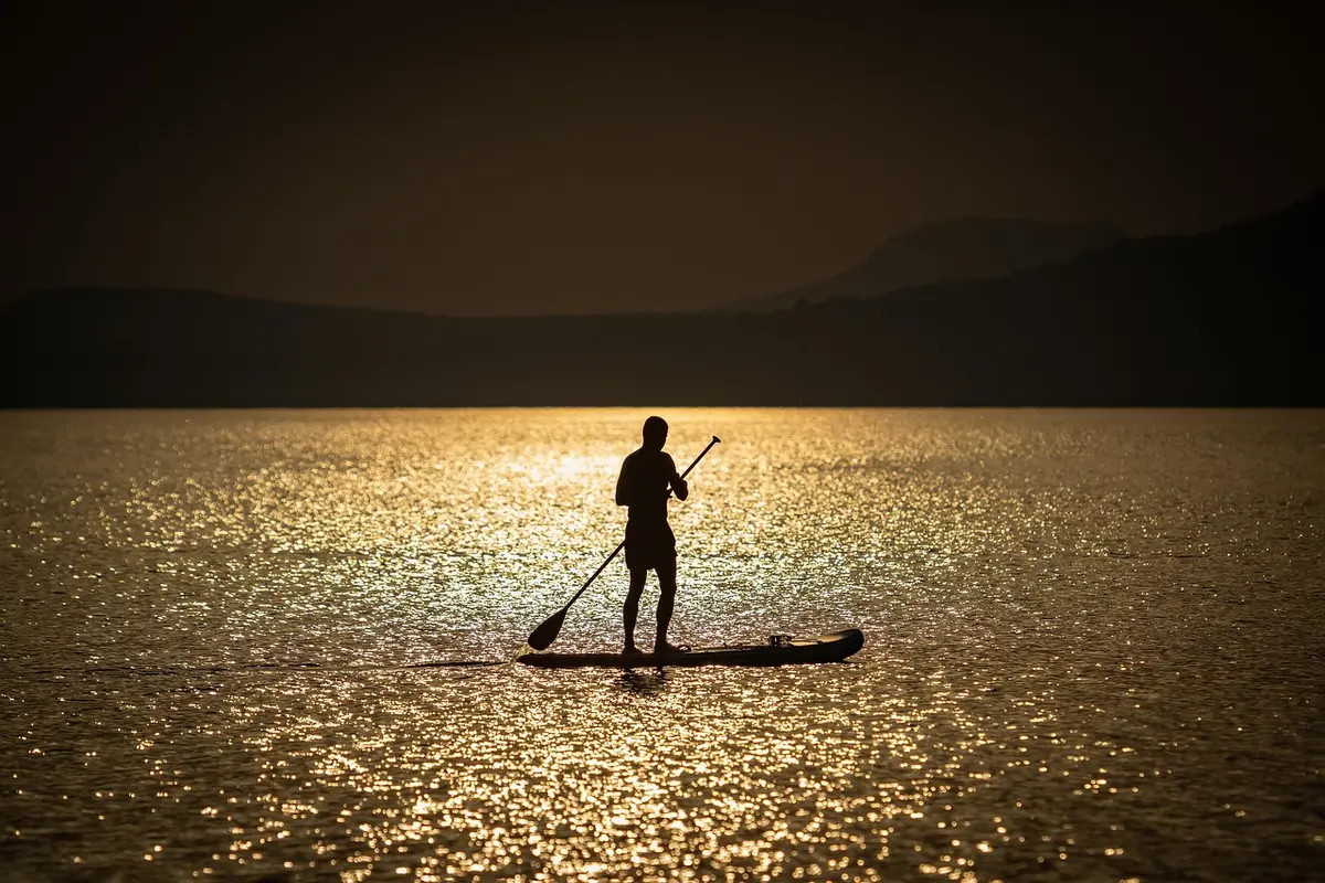 Tavole da pagaia SUP in mare durante un intervento di soccorso.