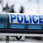 Tre giovani bagnanti soccorrono una donna in difficoltà in mare con tavole SUP.