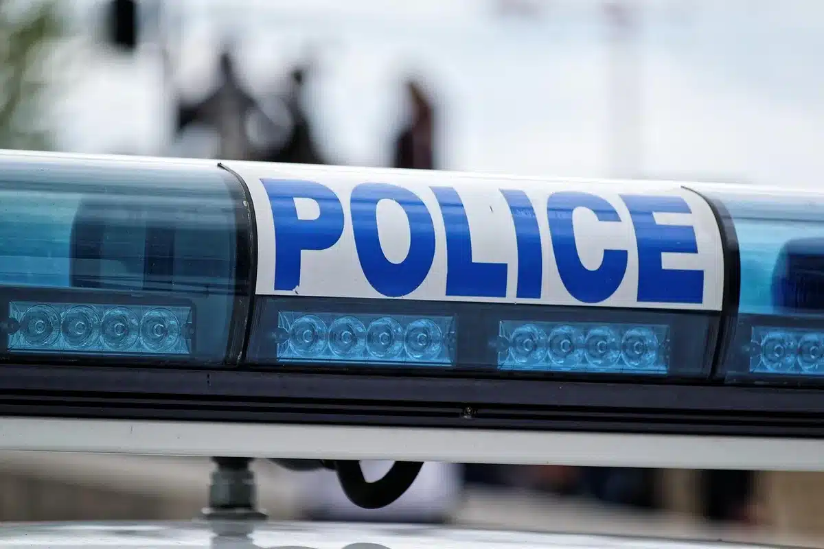 Tre giovani bagnanti soccorrono una donna in difficoltà in mare con tavole SUP.