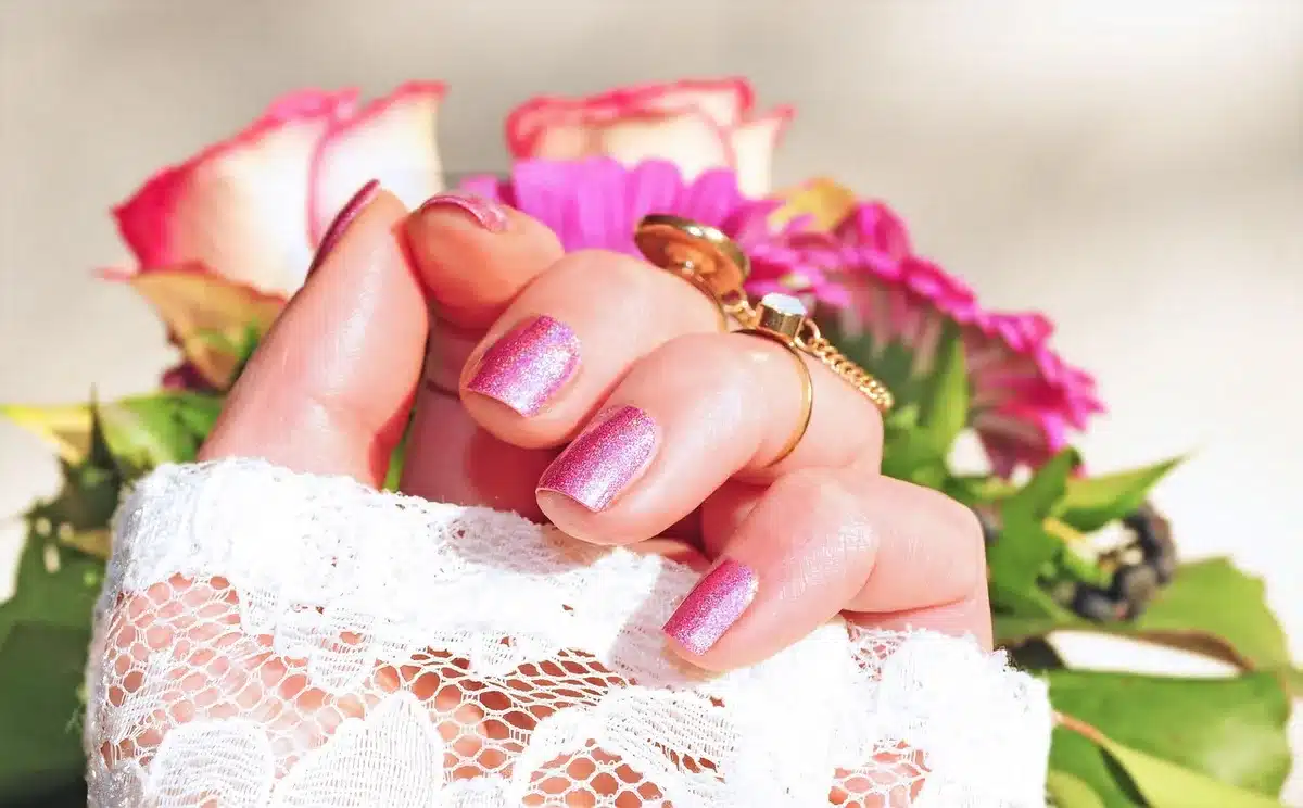 Manicure semipermanente in fase di catalizzazione sotto lampada UV/LED