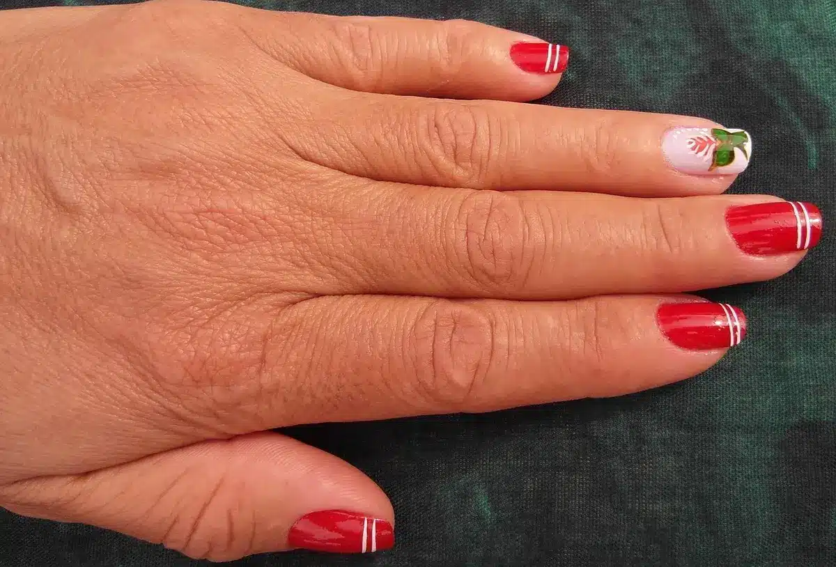 Unghie decorate con smalto glitter brillante in toni festivi