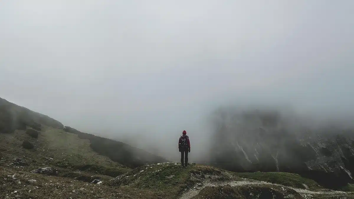Sentiero che segue l'antico tracciato ferroviario tra boschi e montagne