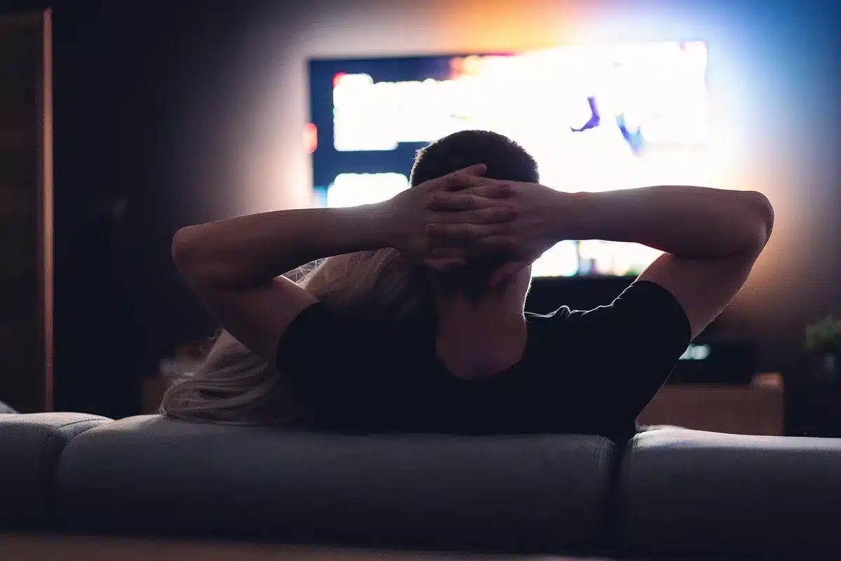 Spettatrice che guarda una serie televisiva con attenzione e interesse