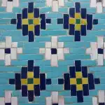 Installazione di mosaico moderno con tessere colorate in uno spazio industriale