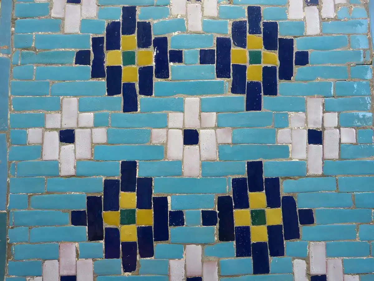 Installazione di mosaico moderno con tessere colorate in uno spazio industriale